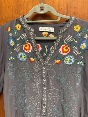 Embroidered Gray Cotton Floral Boho Top Tunic Scalloped Hem Whimsical Artsy